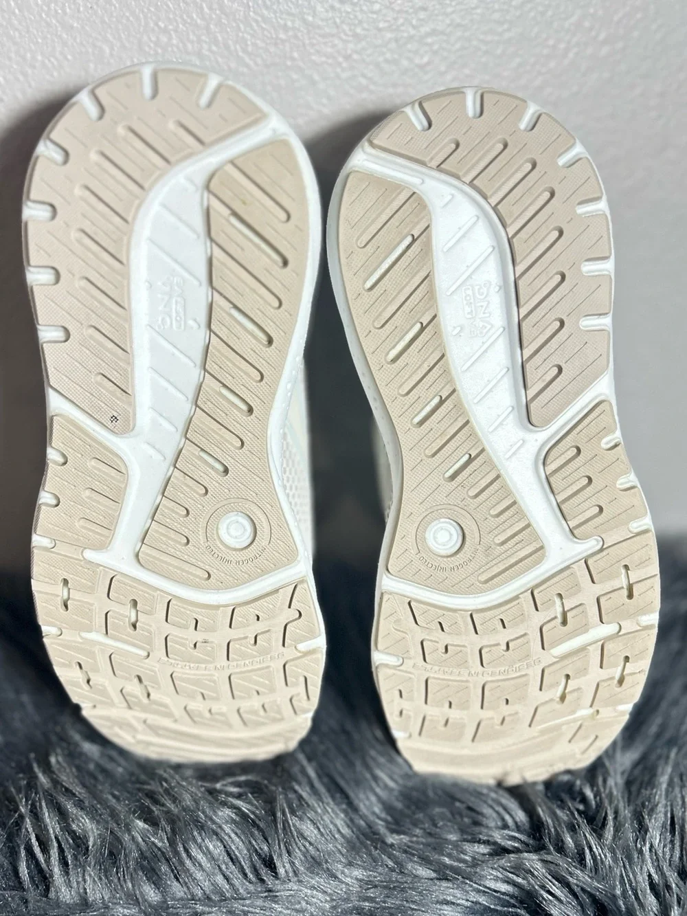 BROOKS ARIEL GTS 23 CHATEAU GREY/WHITE SAND RUNNING Beige/White Sneaker Sz8.5